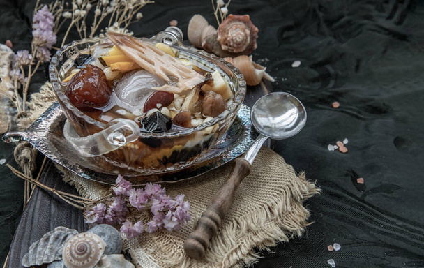 Sweet dessert : kind of Chinese dessert with boil sugar syrup is delicious here are many grains, including green beans, lotus seeds, millet, persimmon, jelly, longan, boiled flour and sugar add more cool feeling with ice. Copy space, Selective focus. - 写真・画像