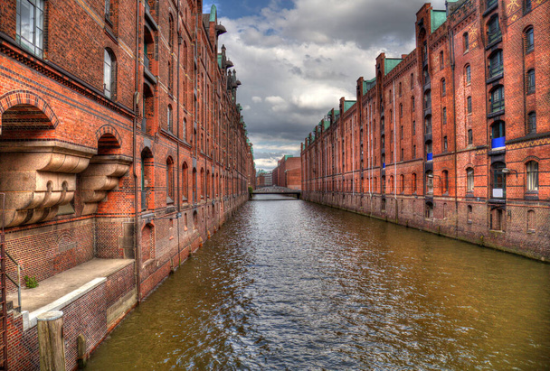 Канал с историческими складами в районе Шпайхерштадт в Гамбурге, Германия
 - Фото, изображение