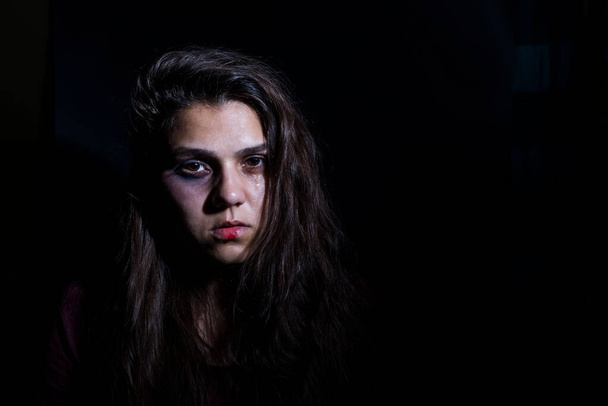 Stop násilí a znásilnění koncept, koncept fotografie sexuálního napadení, traumatizované mladé dívky - Fotografie, Obrázek