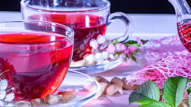Punainen kuuma hibiscus teetä lasi muki. Teeaika: kuppi teetä, carcade, karkade, rooibos. itämainen, kodikas, seremonia, perinne, japanilainen, vehreä, hygge, syksy, viisi, iltapäivätee - Valokuva, kuva