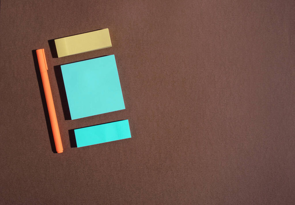 Üres papírkészlet különböző színekben és méretben. Lapos fektetés - Fotó, kép