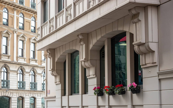 klassische und moderne Minimalarchitektur Außenwände, Türen und Fenster Altbau, Hintergrund für Immobilienmakler. - Foto, Bild