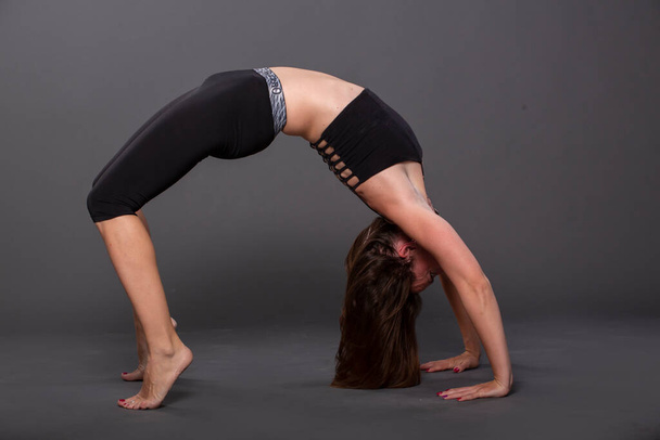 La donna dello yoga. Colpo in studio. Esercizio fisico, Pilates - Foto, immagini