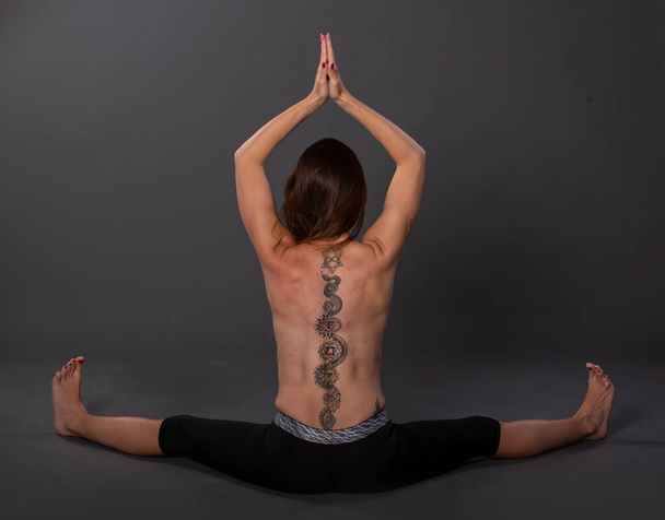 Kobieta od jogi. Zdjęcia studyjne. Ćwiczenia, Pilates - Zdjęcie, obraz