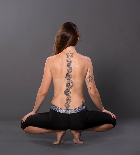 De yoga vrouw. Een studio opname. Oefening, Pilates - Foto, afbeelding