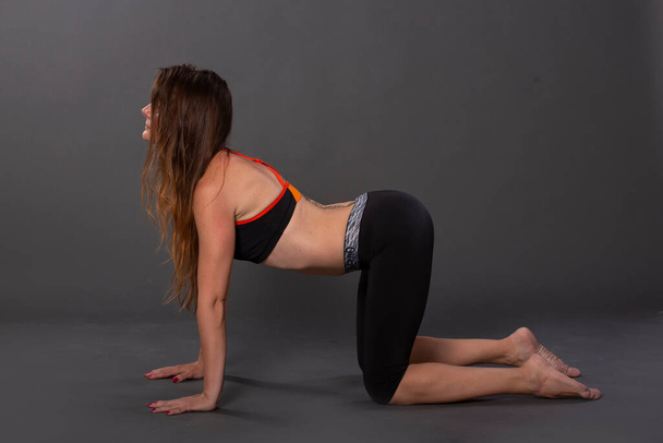 Die Yoga-Frau. Studioaufnahmen. Bewegung, Pilates - Foto, Bild