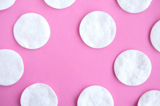 Cotton sponges pattern on pink background, minimal concept, copy space - Foto, Imagem