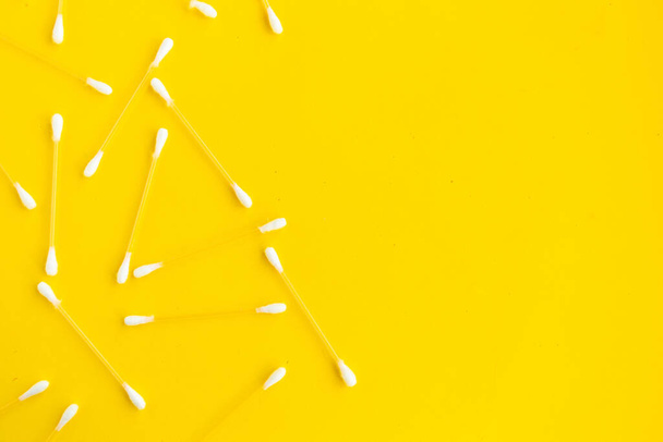 Modello di boccioli di cotone su sfondo giallo, vista dall'alto, spazio di copia - Foto, immagini