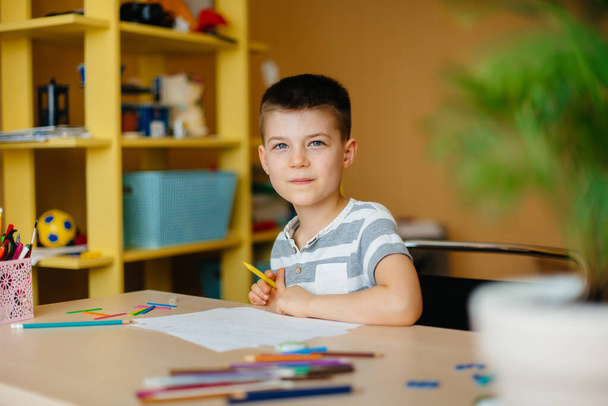 Chlapec ve školním věku dělá domácí úkoly. Školení ve škole - Fotografie, Obrázek