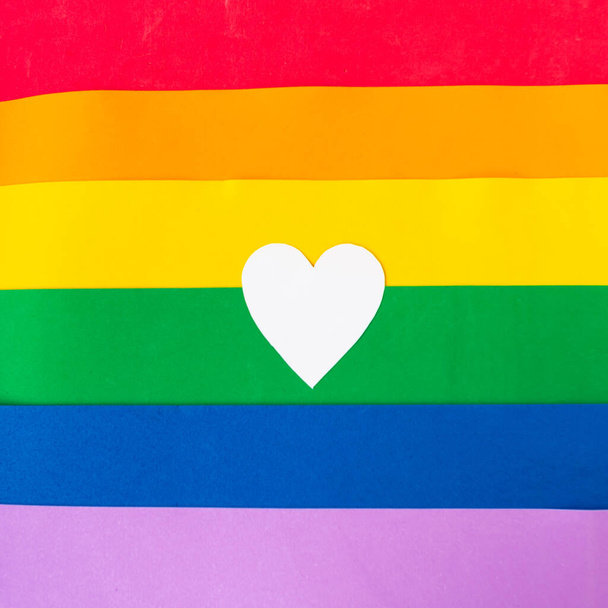 Corazón mockup blanco en la bandera de colores LGBTQ, vista superior
 - Foto, Imagen