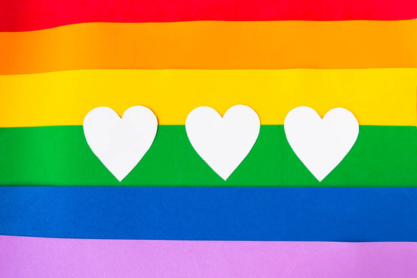 Cuori mockup bianchi sulla bandiera dei colori LGBTQ, vista dall'alto - Foto, immagini