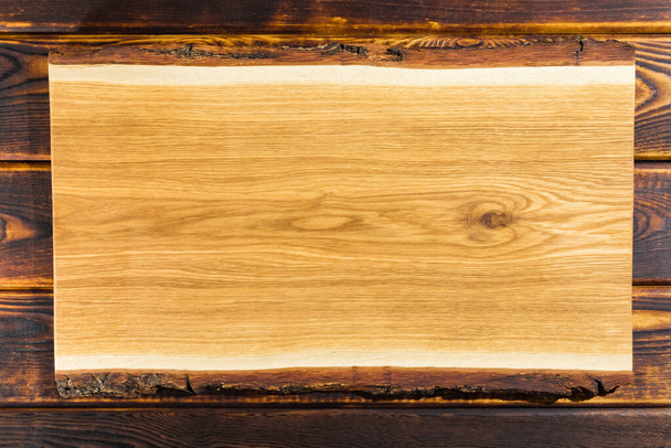 řezací deska na dřevěném pozadí horní pohled - Fotografie, Obrázek