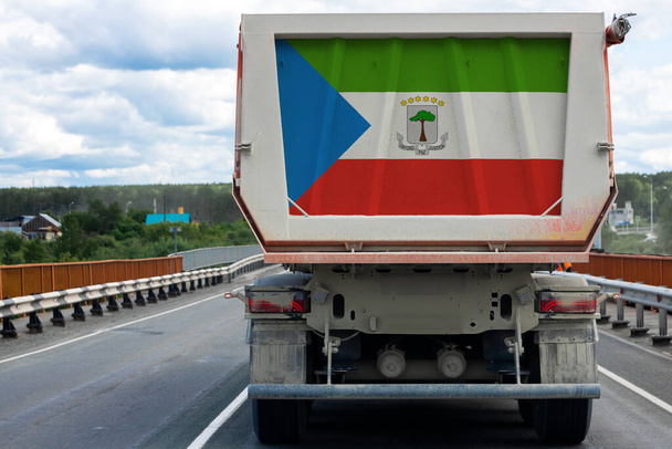 Ulusal Ekvator Gine bayrağı taşıyan büyük bir kamyon. - Fotoğraf, Görsel