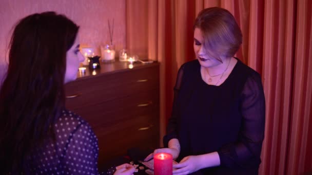 Tsigane femme sorcière avec carte de tarot futur conteur magie rituel mystique occulte - Séquence, vidéo