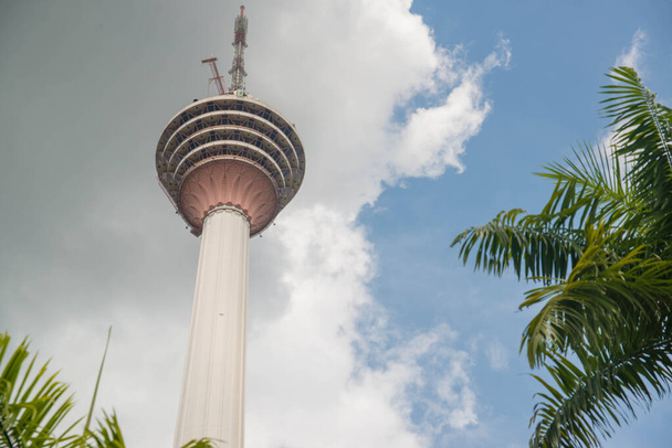 Arka planda bulutlu gökyüzü olan KL Kulesi, Malezya - Fotoğraf, Görsel