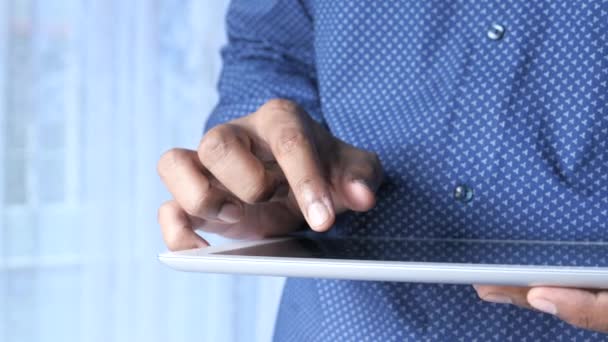 Close-up van de man hand werken op digitale tablet  - Video
