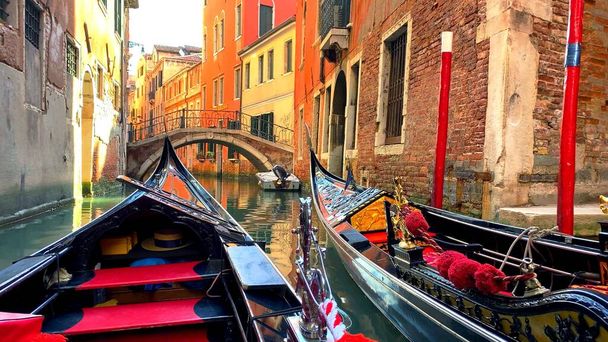 Фото в традиційних романтичних гондолі Венеції. - Фото, зображення