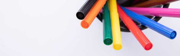 raccolta di pennarelli colorati in tazza isolati su sfondo bianco, vista da vicino  - Foto, immagini