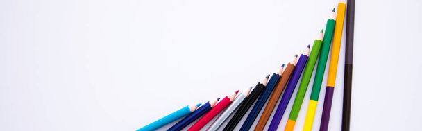 colección de lápices de madera de colores aislados sobre fondo blanco, vista cercana
  - Foto, imagen