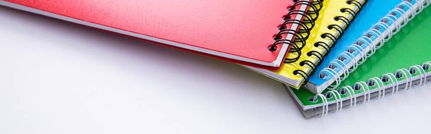 sbírka barevných notebooků izolovaných na bílém pozadí, zblízka  - Fotografie, Obrázek