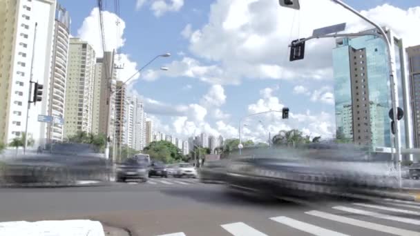 Ribeiro Preto, So Paulo - Brésil - vers septembre 2019 : Timelapse d'une importante avenue de commerce dans la ville. - Séquence, vidéo