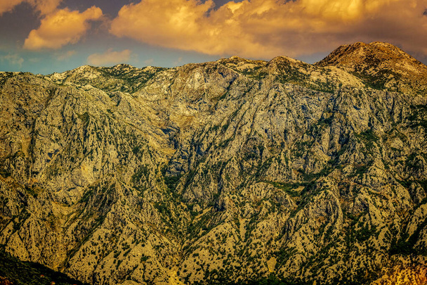 Impresionante vista al atardecer sobre el Parque Nacional de las montañas Durmitor Montenegro, los Balcanes, Europa.. - Foto, Imagen