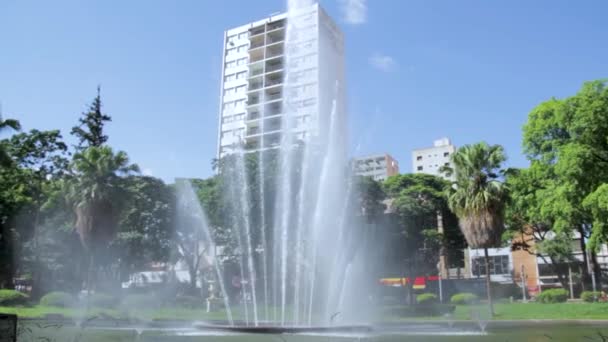 Fontaine située à Praa XV de Novembro, centre-ville de Ribeiro Preto, So Paulo, Brésil. - Séquence, vidéo