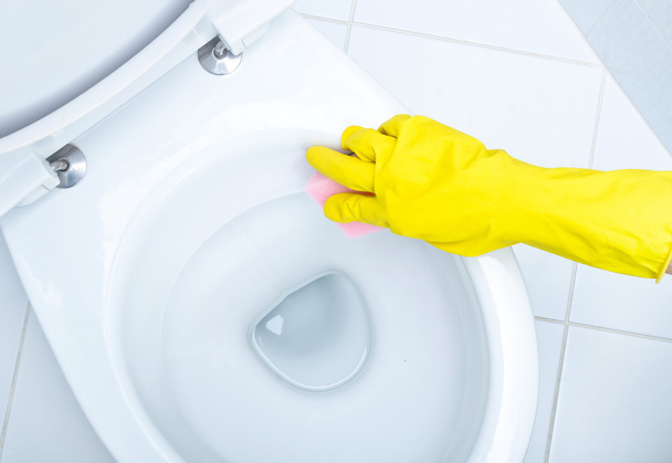 τα χέρια σε κίτρινα γάντια καθαρισμού ένα wc - Φωτογραφία, εικόνα