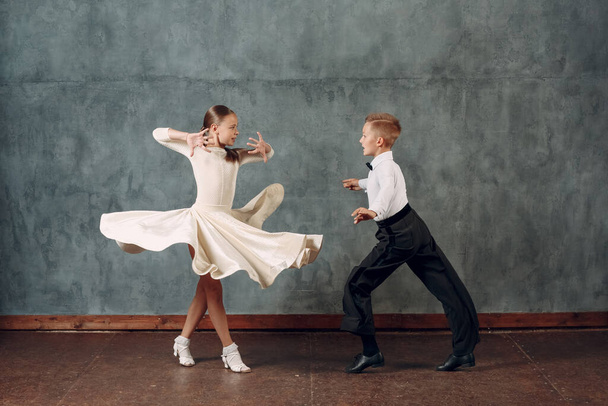 Mladí tanečníci chlapec a dívka tanec v tanečním sále Samba - Fotografie, Obrázek