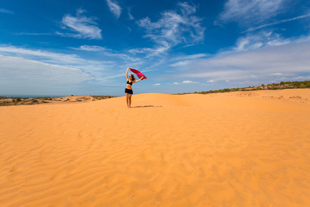 Kaunis valkoihoinen tyttö hauskaa Red hiekkadyynit Mui Ne, Phan Tiet alueella Vietnamissa. Maisema sininen taivas aikana aurinkoinen päivä. - Valokuva, kuva