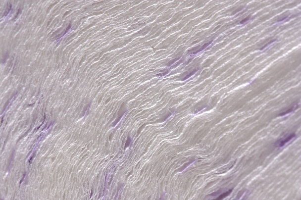 Macro photographie d'une section de papier pelucheux blanc avec des taches violettes - Photo, image