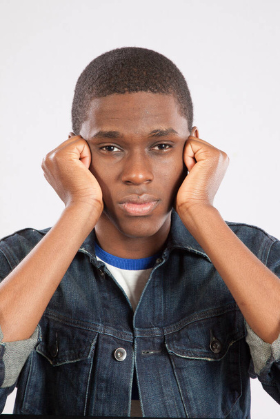 Pensivo homem negro olhando pensativo
 - Foto, Imagem