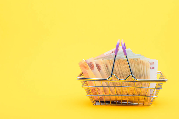 In the grocery basket lies a large bundle of five thousandth bills - Φωτογραφία, εικόνα