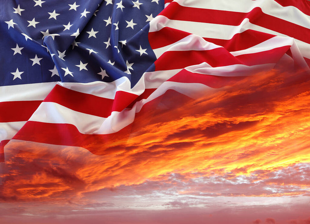 Αμερικανική σημαία στον φωτεινό ουρανό - Φωτογραφία, εικόνα