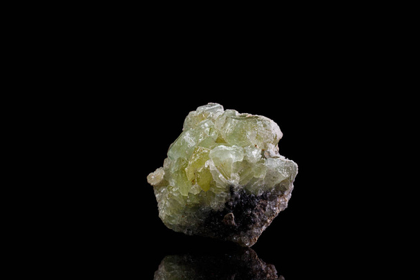 makro kivi mineraali fluoria musta tausta lähikuva - Valokuva, kuva