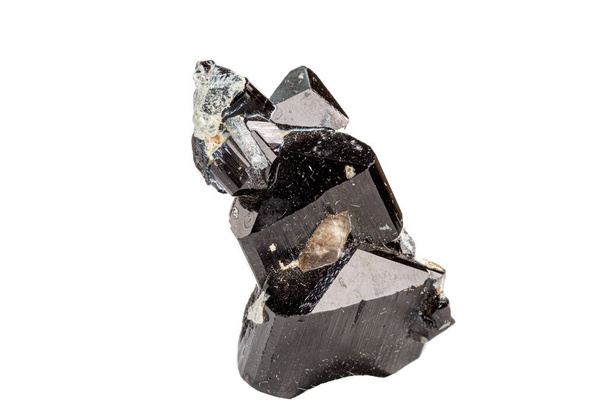 макро черный минерал Турмалин камень с аквамарином на белом фоне крупным планом
 - Фото, изображение