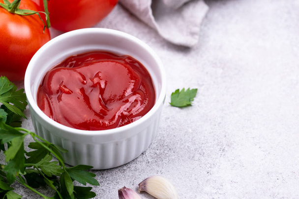 Sauce tomate fraîche maison à l'ail
 - Photo, image