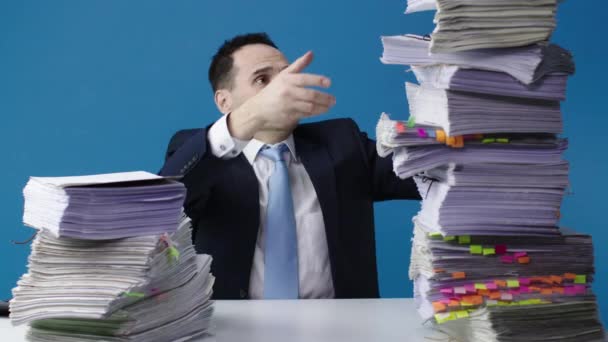 Gerente contador estressado leva pilha de documentos inacabados de grande pilha - Filmagem, Vídeo