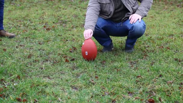 Adolescent avec ballon de rugby épisode 4
 - Séquence, vidéo