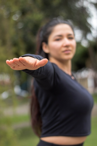 Frau in schwarzer Kleidung macht Yoga mit ihren Händen - Foto, Bild
