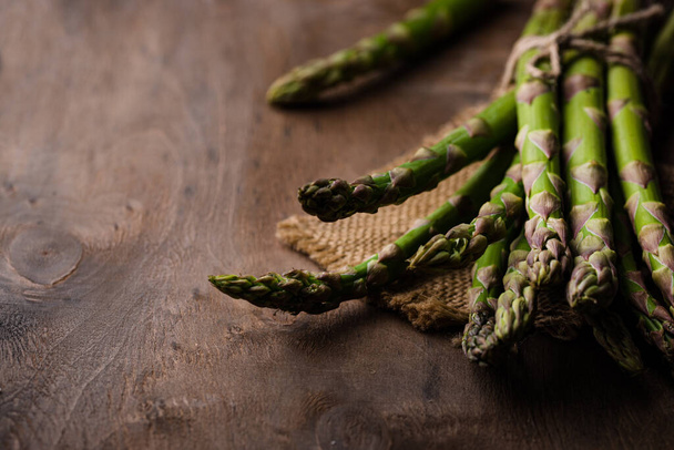 Fresh raw ripe green asparagus - Foto, afbeelding