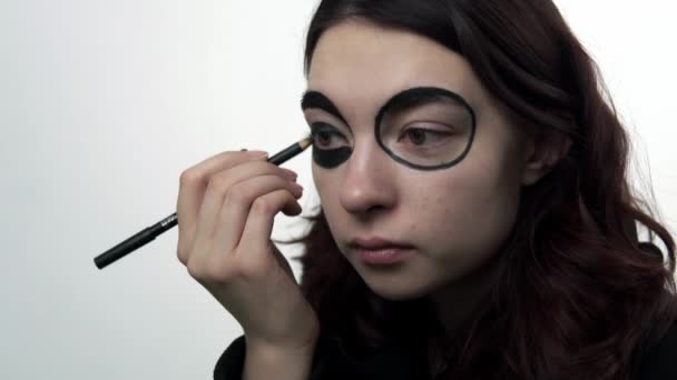 Vrouw trekt op een traditionele make-up voor de vakantie van Santa Muerte - Video