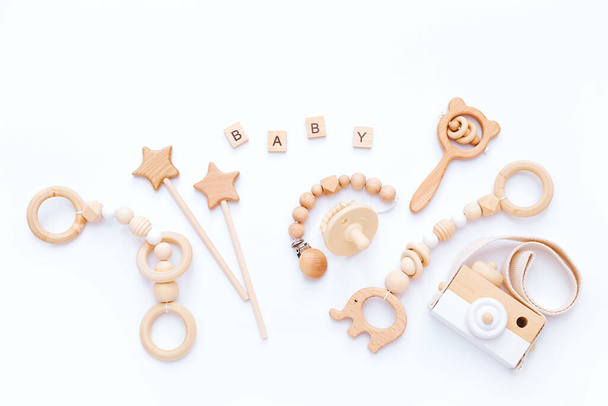 Conjunto de cosas para bebés y accesorios sobre fondo blanco. Concepto de Baby shower. Recién nacido de moda. Piso tendido, vista superior - Foto, Imagen