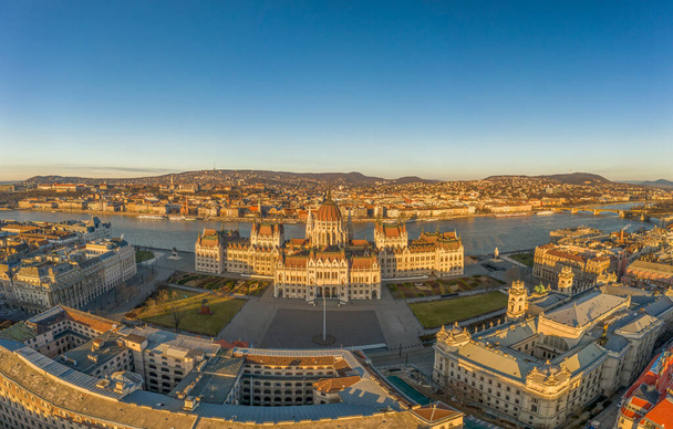Vue aérienne du drone de la façade est de la place Kossuth du Parlement hongrois pendant le lever du soleil à Budapest en hiver - Photo, image