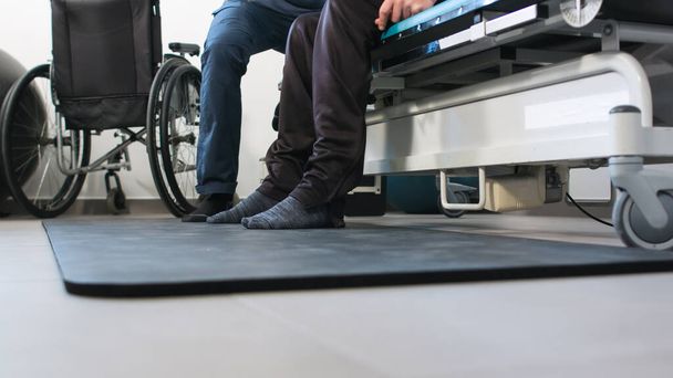 Physiotherapist with disabled person - Foto, afbeelding