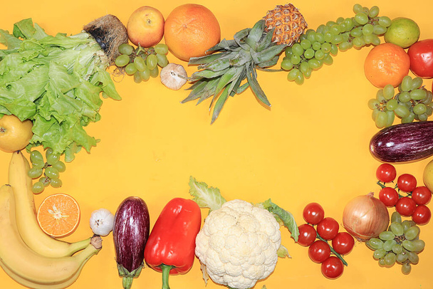Овочі, фрукти на яскравому тлі. Концепція здорових і натуральних продуктів для підвищення імунітету, здорового способу життя і втрати ваги, вітамінів. Літній банер для екрана, місце для тексту, вид зверху
 - Фото, зображення
