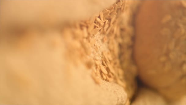 Pionowe zbliżenie hd slow motion video domowego chleba na rustykalnym tle. Świeża piekarnia. Chleb niedawno pieczony. - Materiał filmowy, wideo