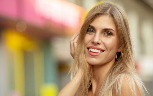 Naturally beautiful blonde woman with perfect white teeth smile, genuine, positive, happy, smiling. - Fotoğraf, Görsel