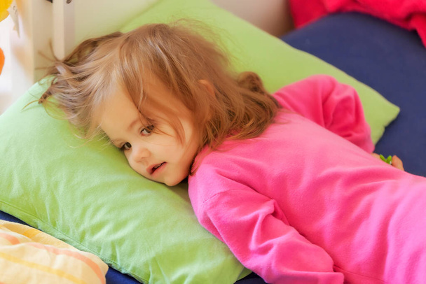 enfant se préparent pour le sommeil avec jouet dans la main, note peu profonde ministère du champ - Photo, image