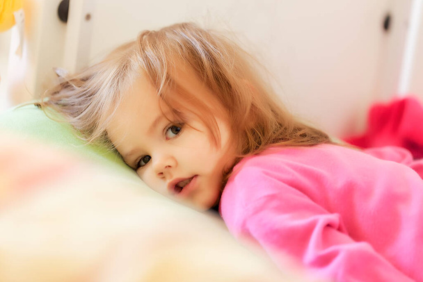 dítě se připravují na spánek s hračkou v ruce, všimněte si mělkého výčnělku pole - Fotografie, Obrázek